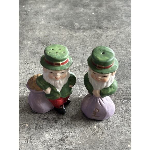 Vtg LEPRECHAUN Salt & Pepper Shakers Ceramic Hand Painted Gold Sack - Picture 2 of 5